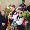 ▲	Jak przystało na jubileusz, były dziękczynienie, kwiaty, słodkości i prezenty.