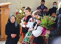 ▲	Jak przystało na jubileusz, były dziękczynienie, kwiaty, słodkości i prezenty.