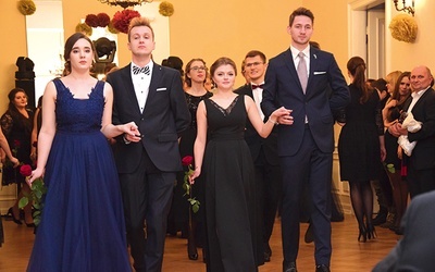 ▲	Bal w pałacu – szkole w Szymanowie – mimo że dziewcząt jest kilka, też został odwołany.