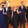 ▲	Bal w pałacu – szkole w Szymanowie – mimo że dziewcząt jest kilka, też został odwołany.