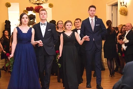 ▲	Bal w pałacu – szkole w Szymanowie – mimo że dziewcząt jest kilka, też został odwołany.