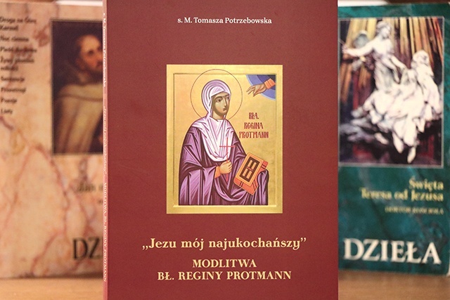 ▲	Książka jest już przetłumaczona  na języki angielski, włoski i niemiecki. W trakcie przygotowania jest wersja francuska.