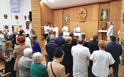 Pomóżmy tym, którzy doświadczają choroby, dołączyć do liturgii: przez komórkę, laptop, tablet.