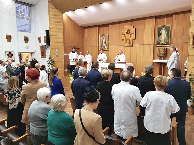 Pomóżmy tym, którzy doświadczają choroby, dołączyć do liturgii: przez komórkę, laptop, tablet.