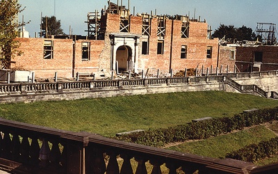 W 1972 r. z niebytu zaczęły się wyłaniać dawne kształty zamkowych murów.