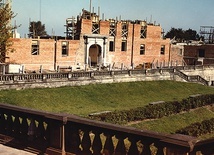 W 1972 r. z niebytu zaczęły się wyłaniać dawne kształty zamkowych murów.