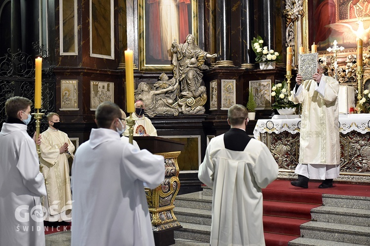Msza św. i procesja z okazji Dnia Życia Konsekrowanego