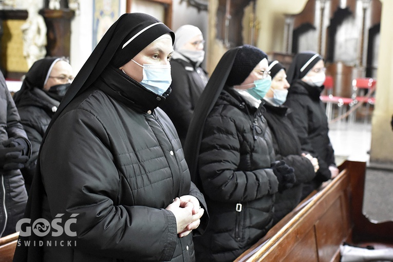 Msza św. i procesja z okazji Dnia Życia Konsekrowanego