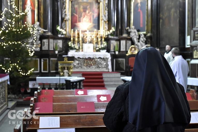 Msza św. i procesja z okazji Dnia Życia Konsekrowanego