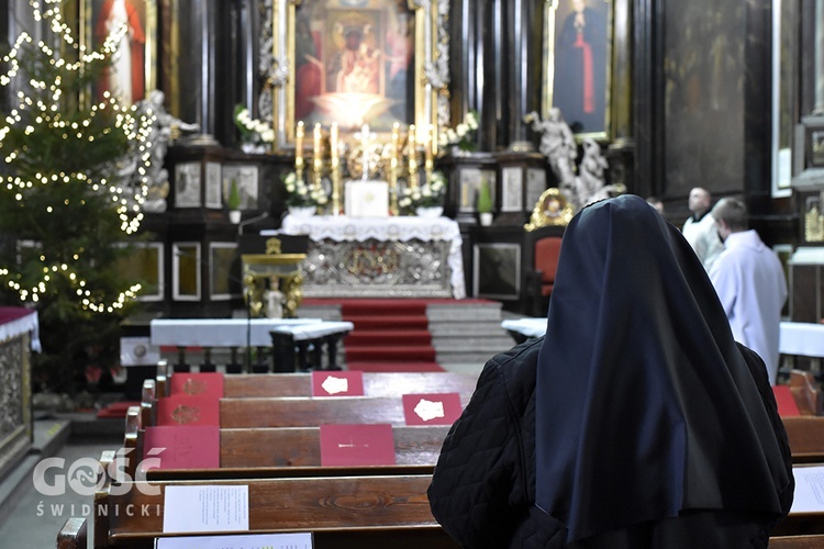 Msza św. i procesja z okazji Dnia Życia Konsekrowanego