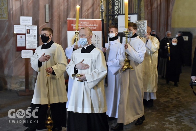 Msza św. i procesja z okazji Dnia Życia Konsekrowanego