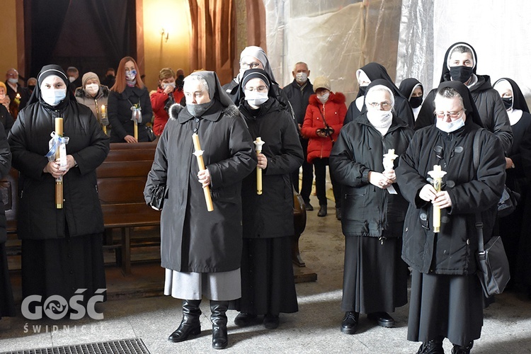 Msza św. i procesja z okazji Dnia Życia Konsekrowanego