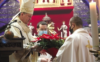 Na zakończenie Eucharystii rektorzy obu uczelni złożyli abp. Józefowi Kupnemu życzenia z okazji 15. rocznicy przyjęcia sakry biskupiej.