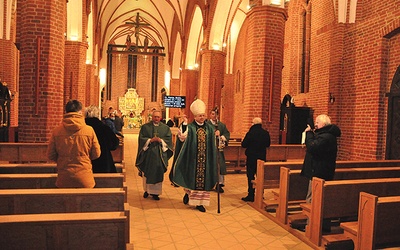 Pierwszy akt liturgii – błogosławieństwo ścian i ołtarza odnowionego kościoła. Uroczyste poświęcenie zaplanowano na 9 września, liturgiczny dzień rocznicy poświęcenia kościoła katedralnego w Gorzowie Wlkp.