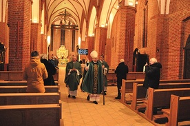 Pierwszy akt liturgii – błogosławieństwo ścian i ołtarza odnowionego kościoła. Uroczyste poświęcenie zaplanowano na 9 września, liturgiczny dzień rocznicy poświęcenia kościoła katedralnego w Gorzowie Wlkp.
