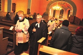 Wspólnie modlono się 25 stycznia. Na zdjęciu z przodu: pastor Dariusz Lik i ks. Mirosław Maciejewski.