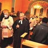 Wspólnie modlono się 25 stycznia. Na zdjęciu z przodu: pastor Dariusz Lik i ks. Mirosław Maciejewski.