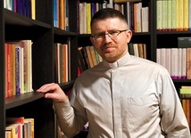 Ks. Dariusz Wołczecki jest teologiem duchowości, wykładowcą, ojcem duchownym i spowiednikiem. Obecnie posługuje jako rezydent w parafii pw. Miłosierdzia Bożego w Świebodzinie.