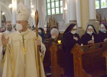 Po modlitwie poświęcenia gromnic, bp Marek Solarczyk udzielał błogosławieństwa uczestnikom liturgii.