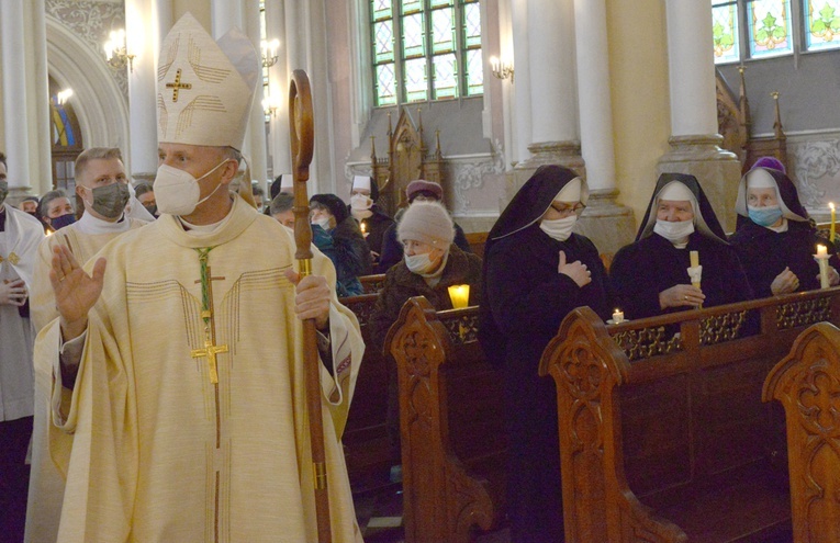 Po modlitwie poświęcenia gromnic, bp Marek Solarczyk udzielał błogosławieństwa uczestnikom liturgii.