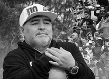 Diego Maradona zmarł 25 listopada 2020 r. 