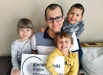 Wojciech Szczypka z Polskiego Alarmu Smogowego z dziećmi.