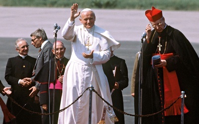 Historyczna chwila: Jan Paweł II w Warszawie podczas pierwszej pielgrzymki do Polski.