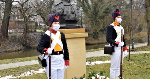 Pod pommikiem skierniewiczanina złożóno kwiaty.