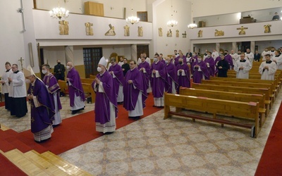 Seminaryjna społeczność pod przewodnictwem bp. Marka Solarczyka modliła się za pierwszego ojca duchownego domu studiów i formacji do kapłaństwa w Radomiu.