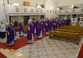 Seminaryjna społeczność pod przewodnictwem bp. Marka Solarczyka modliła się za pierwszego ojca duchownego domu studiów i formacji do kapłaństwa w Radomiu.