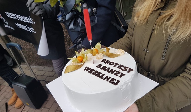 Katowice. Tort i czarne kwiaty w siedzibie PiS. Branża ślubna chce możliwości organizacji wesel