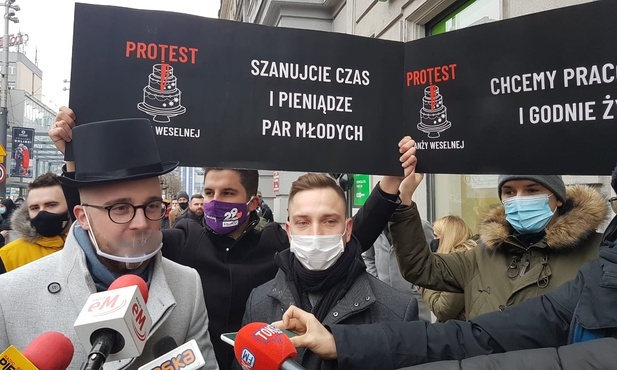 Katowice. Tort i czarne kwiaty w siedzibie PiS. Branża ślubna chce możliwości organizacji wesel