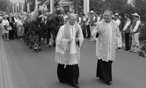 Ks. prałat Jerzy Palarczyk (z lewej), podczas prymicji bpa Wiesława Krótkiego w Jaworzynce, w 2013 roku.