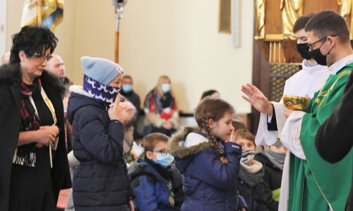 Lidia Kumorek wraz ze scholą aktywnie uczestniczy w śpiewach liturgicznych, a także prowadzi swoich podopiecznych na spotkanie z Jezusem 