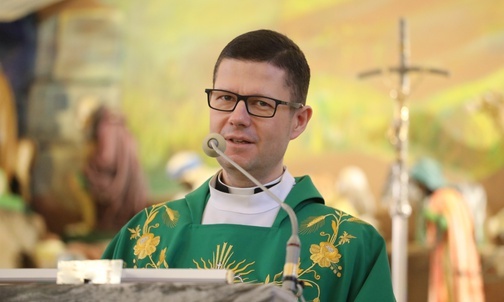 W homilii ks. dr Marek Studenski mówił o zasługach Lidii Kumorek, a także o znaczeniu katechezy w życiu uczniów
