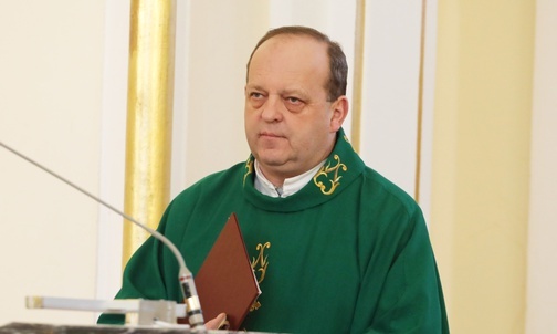 Ks. proboszcz Marian Frelich odczytał list gratulacyjny dla Lidii Kumorek