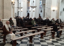 Modlitwa różańcowa mężczyzn w chełmskiej bazylice.