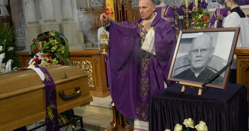 Obrzędom ostatniego pożegnania w kościele katedralnym przewodniczył bp Marek Solarczyk.