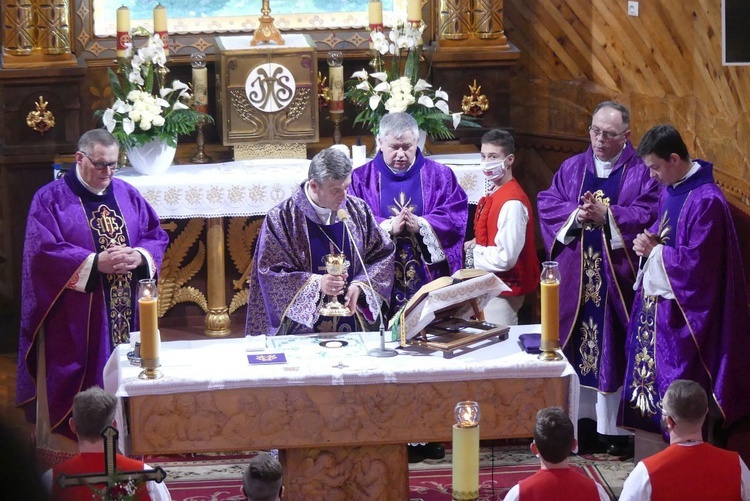 Od lewej: Ks. Jacek Urbaczka, bp Roman Pindel, ks. Tadeusz Pietrzyk, ks. Stanisław Pindel i ks. Piotr Góra.