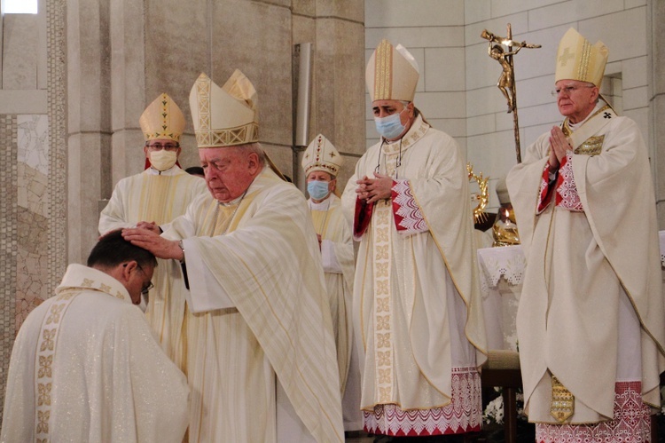 Sakra bp. Roberta Chrząszcza