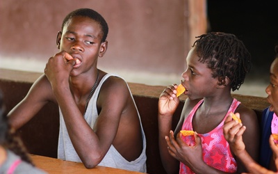 COVID pozbawił miliony dzieci szans na posiłek w szkole