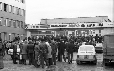 Tłumy pod świetlicą "Bewelany", gdzie w 1981 r. działał Międzyzakładowy Komitet Strajkowy.