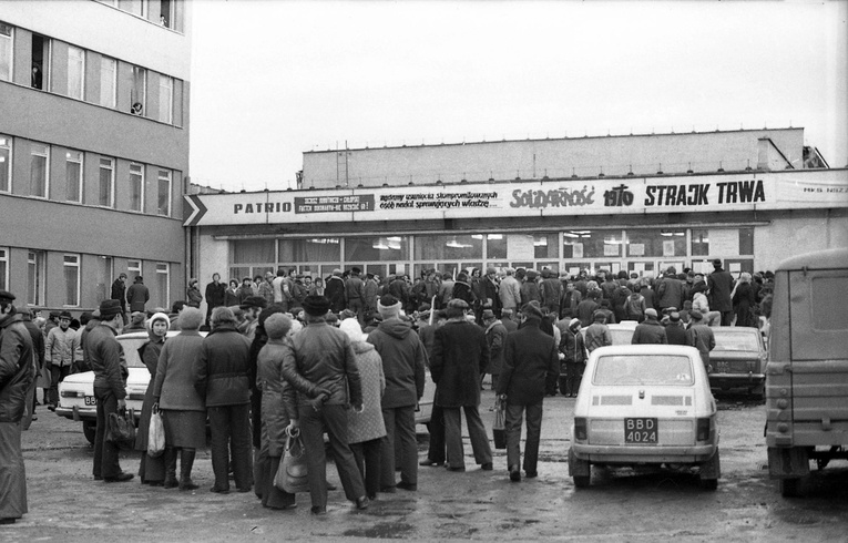 Tłumy pod świetlicą "Bewelany", gdzie w 1981 r. działał Międzyzakładowy Komitet Strajkowy.