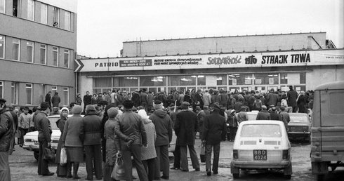 Tłumy pod świetlicą "Bewelany", gdzie w 1981 r. działał Międzyzakładowy Komitet Strajkowy.