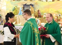 Pierwsze gratulacje złożyli dyrektor Wydziału Katechetycznego oraz proboszcz.