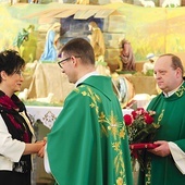 Pierwsze gratulacje złożyli dyrektor Wydziału Katechetycznego oraz proboszcz.