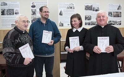 Od lewej: ks. Eugeniusz Nycz, Bogusław Gąszcz, Ewa Piecha-Kasprzyk – autorka książki „Boży Muszkieter” – i ks. prał. Stanisław Morawa.