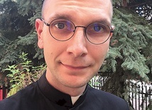 Ksiądz Mateusz Szerszeń Urodził się w 1987 r., ukończył studia na UPJP2, posługiwał jako wikariusz w Kanadzie,  od 2016 r. był spowiednikiem w sanktuarium na Monte Sant’Angelo we Włoszech. Zajmuje się działalnością publicystyczną i kierownictwem duchowym. Mieszka w podwarszawskich Markach.