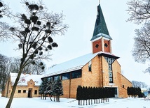 Kościół jest chętnie odwiedzany przez turystów wypoczywających na Wyspie Sobieszewskiej.