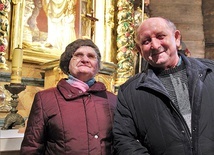 Teresa i Ludwik Stachurowie, a za nimi obraz z małą mieszkanką Bierunia, która odzyskała wzrok na przełomie XIX i XX wieku.